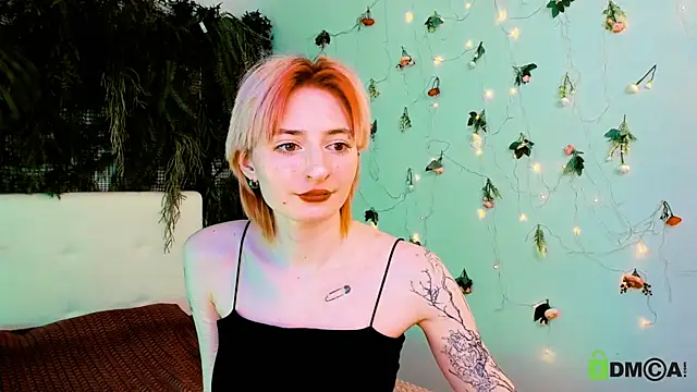Kira  Cutie online show from May 16, 12:40 am