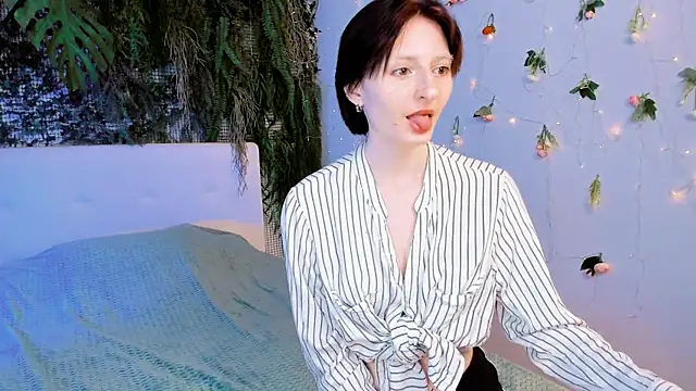 Kira  Cutie online show from June 24, 9:03 pm