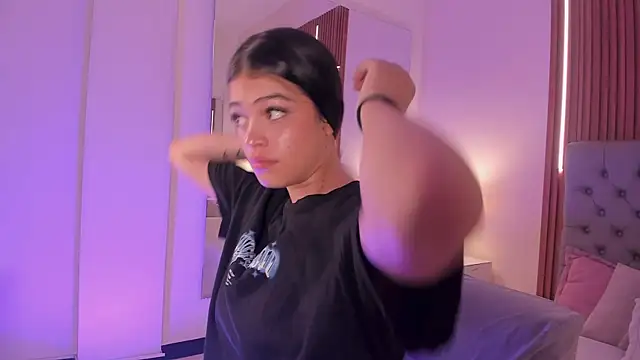 LiaSalvatore online show from April 7, 4:40 pm