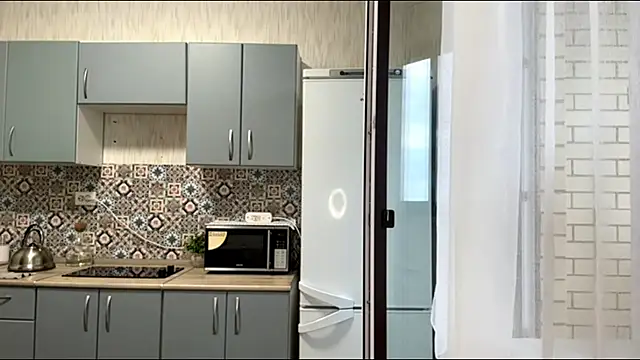 LypsiXo online show from April 17, 1:25 pm