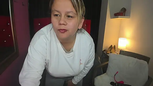 ScarletBigTitties online show from April 2, 11:52 am