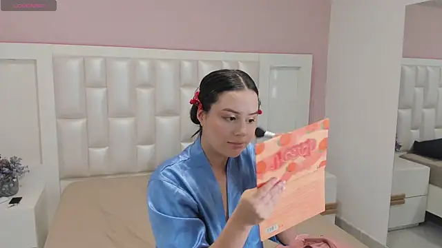 KylieLumi online show from March 25, 12:00 pm