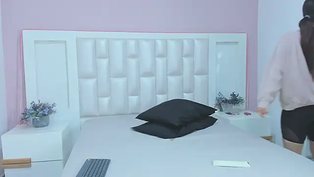 KylieLumi online show from April 2, 12:03 pm