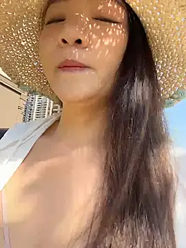 lucyxiaolulu online show from April 18, 1:31 am