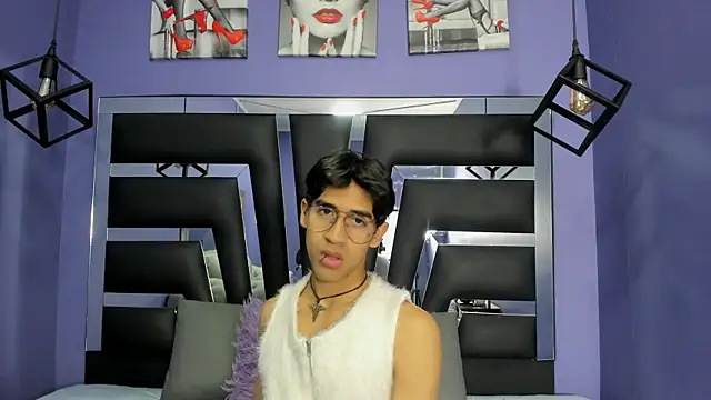  ArchieBlu  online show from April 2, 3:37 am