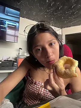 Anitta  LS online show from April 4, 7:00 pm