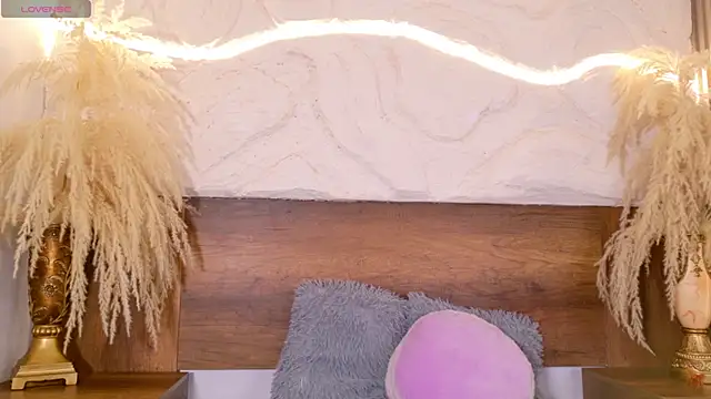 lara curly online show from April 9, 9:58 am