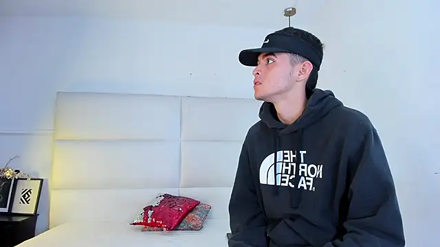 your d0ll1 online show from April 1, 1:41 pm