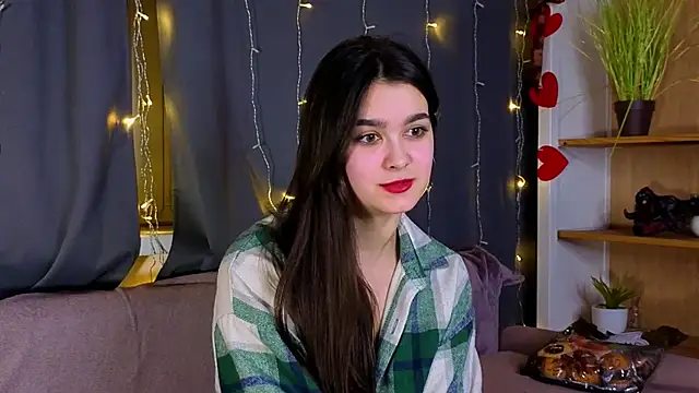 LuciKardos online show from March 25, 8:15 pm