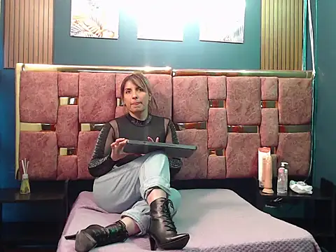 HELLEN MARK online show from April 2, 11:30 am