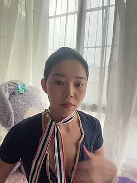 kiki-chloe online show from April 15, 7:04 am