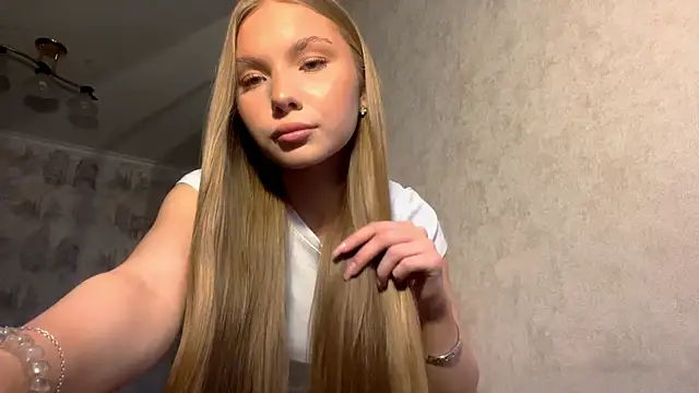 CarolineNine online show from April 2, 2:37 pm