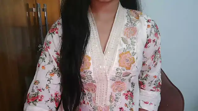 Snapshot of urvashi_rai chatting on August 2, 11:08 am urvashi rai online show from August 2, 11:08 am