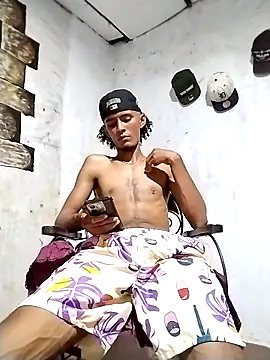 spittermasterpig1 online show from April 17, 3:20 am