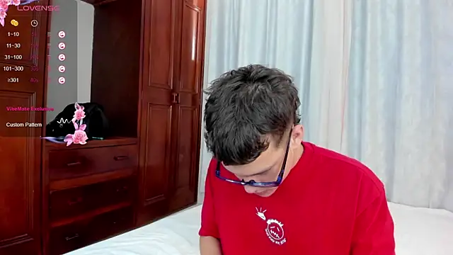 dennis hills online show from April 10, 7:18 pm