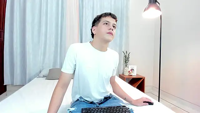 dennis hills online show from April 11, 7:29 pm