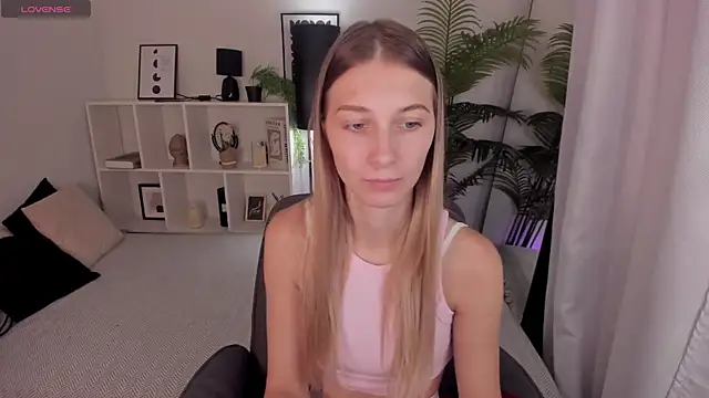 LauraPurr online show from July 16, 6:30 am