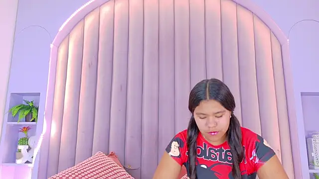 AhslyEvans   online show from March 25, 11:38 am