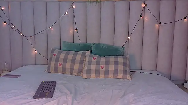 AhslyEvans   online show from April 2, 12:03 pm