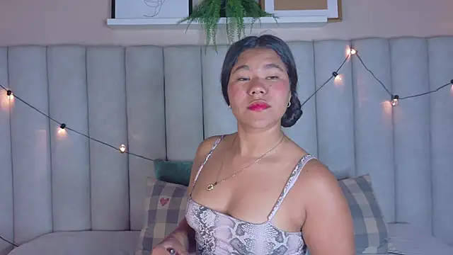 AhslyEvans   online show from April 3, 11:19 am