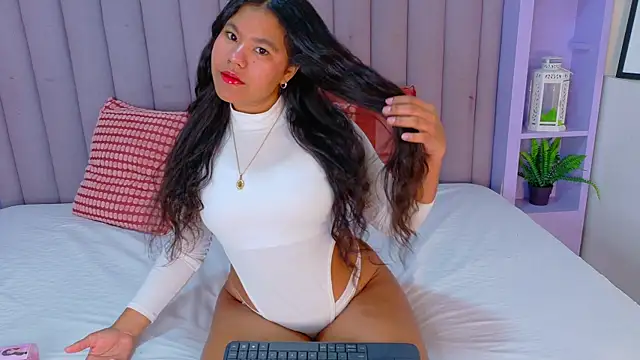 AhslyEvans   online show from April 4, 11:40 am