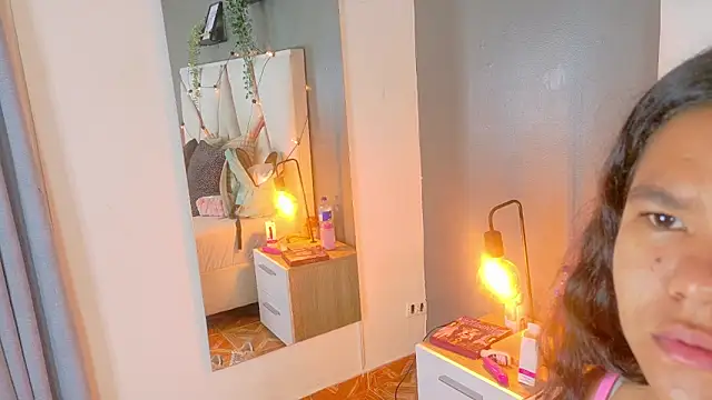 AhslyEvans   online show from April 10, 11:37 am