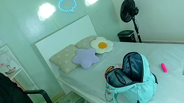 AhslyEvans   online show from April 12, 11:59 am