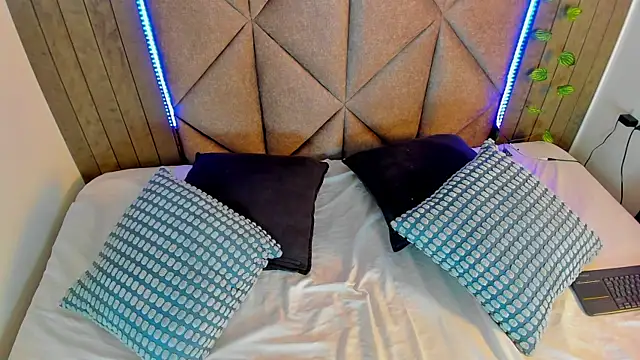 AhslyEvans   online show from April 14, 11:49 am