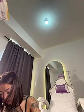 Ellelie 77 online show from April 4, 2:25 pm