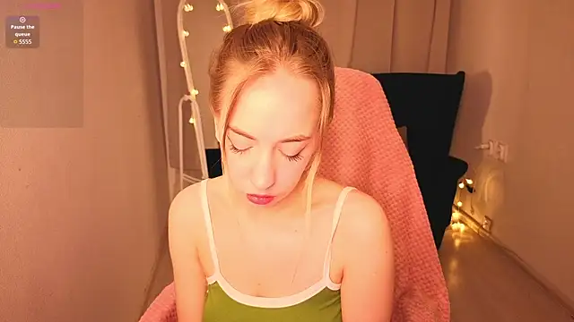 ShadowSparkle online show from March 31, 8:31 pm