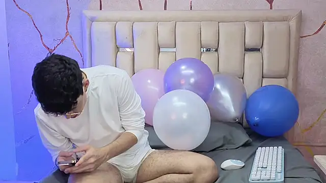 Tom Parker  online show from March 27, 9:14 pm