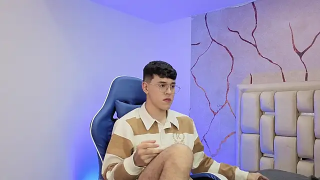 Tom Parker  online show from April 9, 10:15 pm