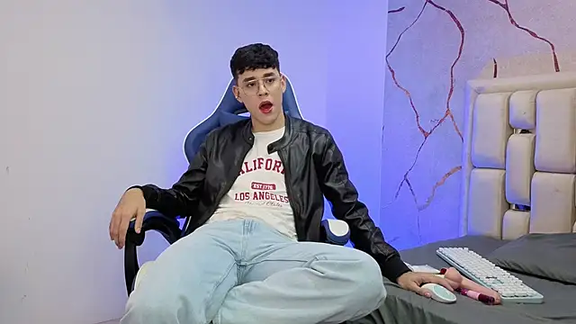 Tom Parker  online show from April 10, 10:14 pm