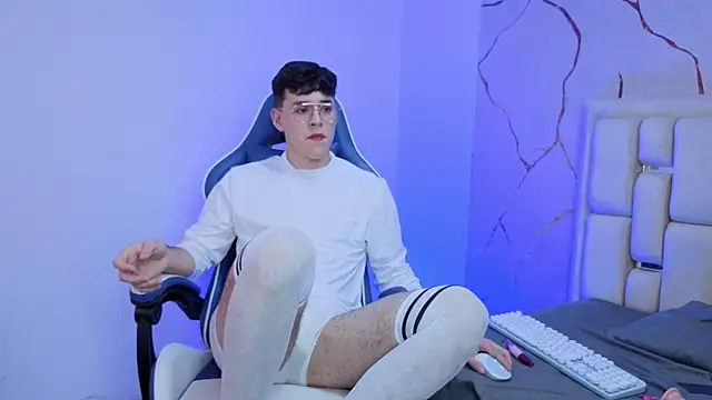 Tom Parker  online show from April 13, 9:09 pm