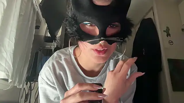 SilentScreamsVan- online show from April 11, 10:25 pm