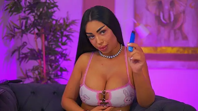 LatinaMorene online show from April 17, 6:11 pm