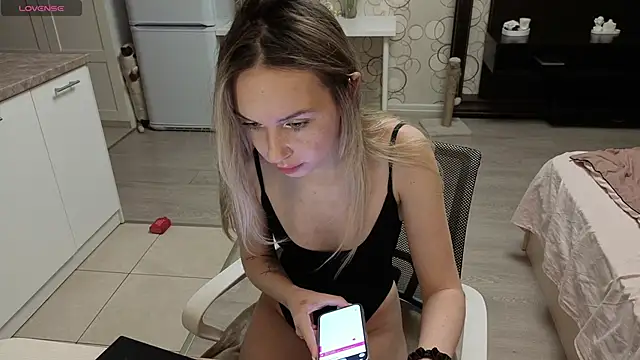 Candy Loveee online show from April 18, 6:01 pm