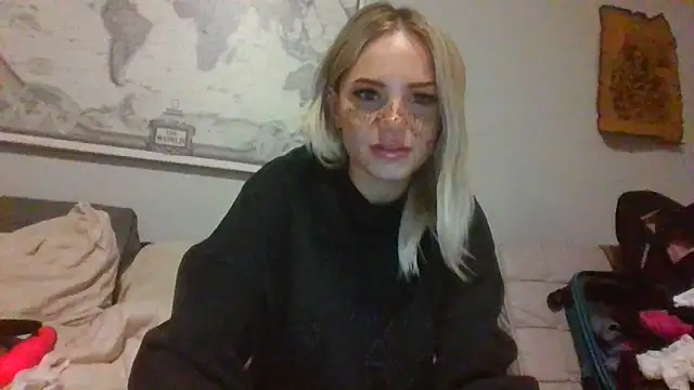 Snapshot of Britneycherry chatting on July 1, 3:30 am Britneycherry online show from July 1, 3:30 am