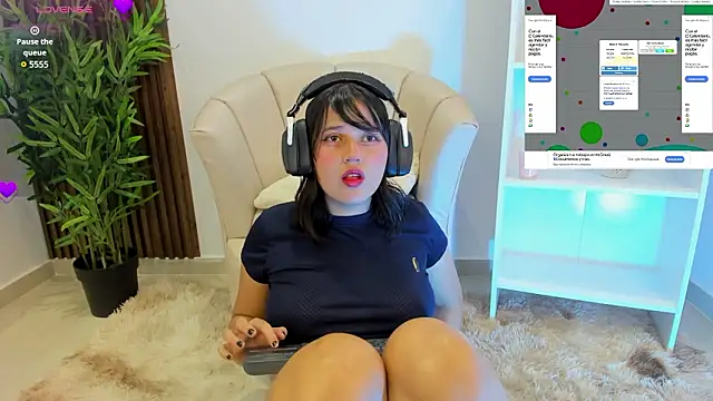 mia jonnes18 online show from March 29, 5:35 pm