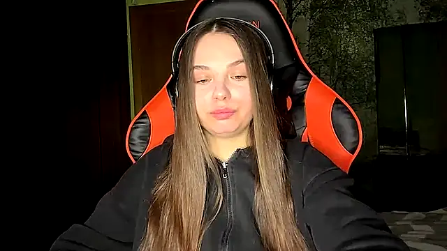 ThedaStrevell online show from April 4, 5:10 pm