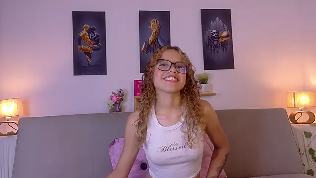 Snapshot of lia_valmont_01 chatting on May 25, 6:58 pm lia valmont 01 online show from May 25, 6:58 pm