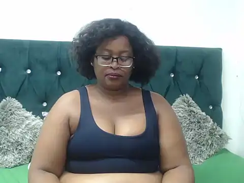 Curves2Devour online show from April 6, 6:20 pm