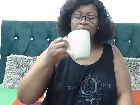 Curves2Devour online show from April 13, 7:58 am