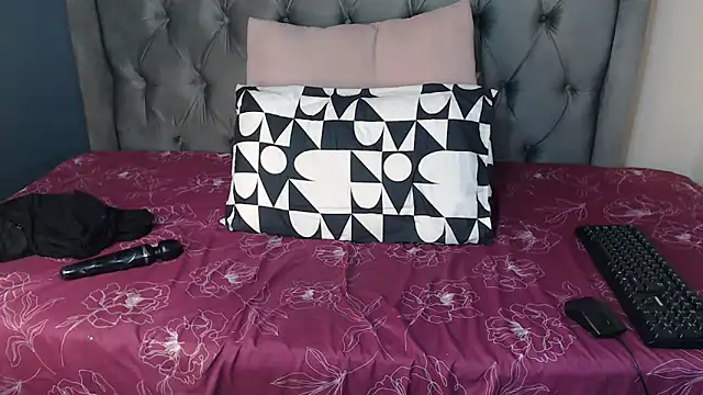 Cybil Hearts online show from April 5, 2:42 am