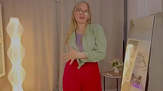 AlicaCohill online show from April 3, 7:12 pm