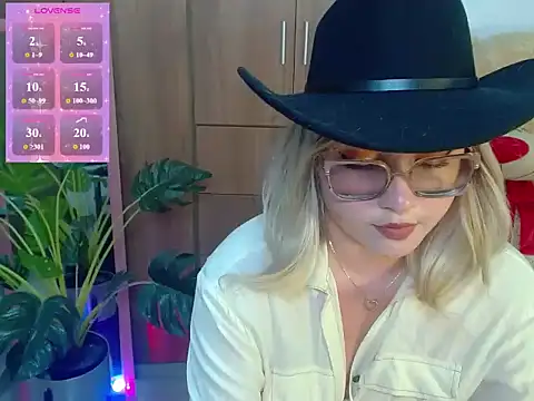 Snapshot of honey-blossom chatting on June 20, 12:25 am honey-blossom online show from June 20, 12:25 am