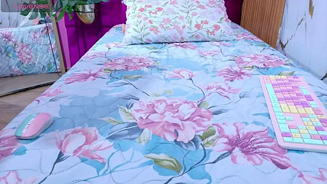 skinnyindiansluttt online show from March 31, 12:05 pm