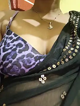 Snapshot of Rubina_Love chatting on May 31, 9:05 pm Rubina Love online show from May 31, 9:05 pm