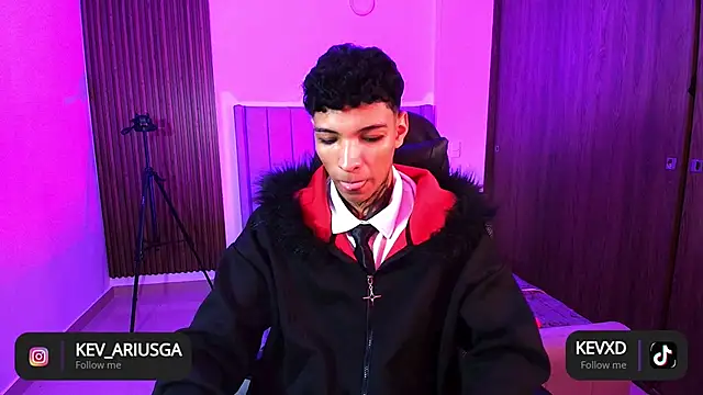 im Usuga online show from April 14, 3:51 pm