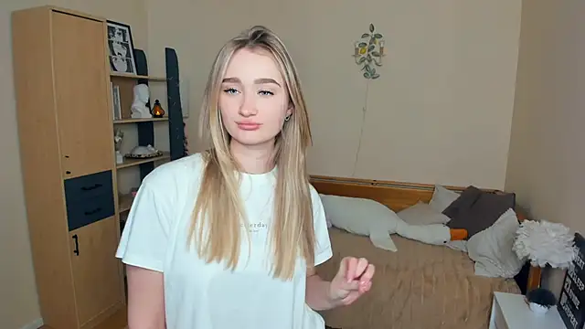 VioletteClaire online show from April 18, 9:13 am